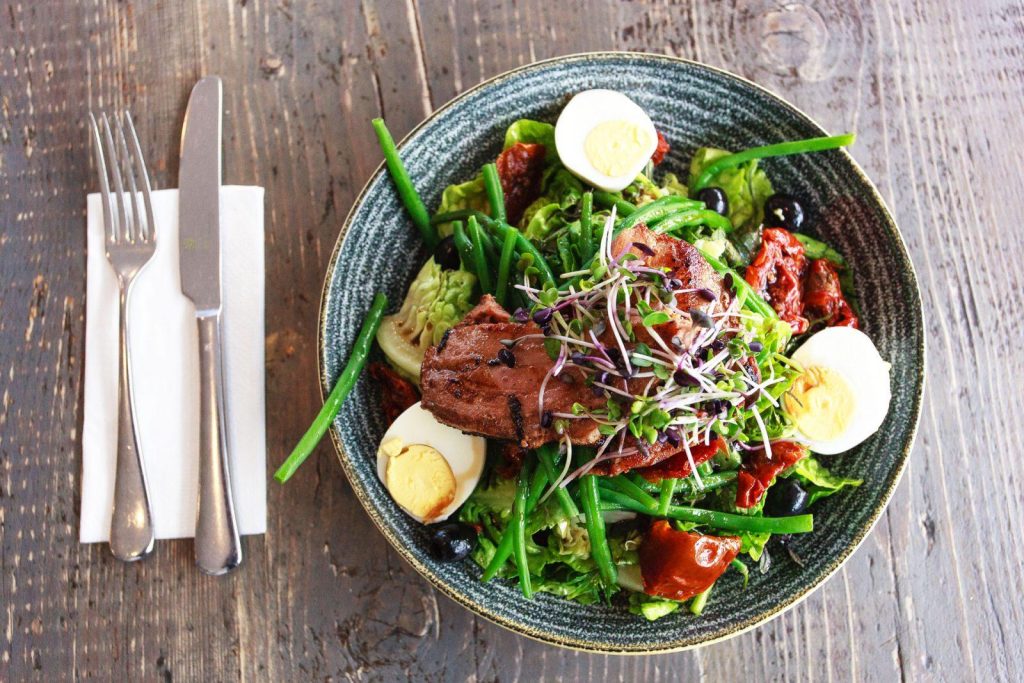 kellys-cafe-bacon-salad