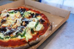 kellys-cafe-chicken-pesto-pizza