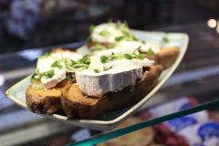 kellys-cafe-goats-cheese-crostini
